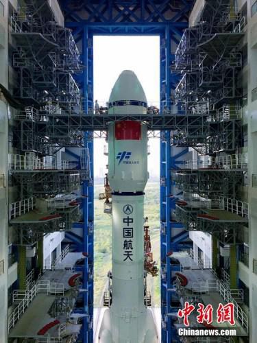 垂直轉(zhuǎn)運(yùn)的順利完成，標(biāo)志著“天舟一號(hào)”飛行任務(wù)正式進(jìn)入發(fā)射階段。張文軍 攝