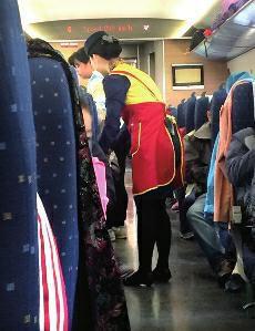 高鐵盒飯價(jià)格過(guò)高問(wèn)題，近年來(lái)已成為社會(huì)熱點(diǎn)話題。高鐵盒飯價(jià)格緣何居高不下呢？究竟是盒飯企業(yè)壟斷化經(jīng)營(yíng)，還是盒飯的成本高？這都需要高鐵相關(guān)部門(mén)公開(kāi)透明，算出明細(xì)賬。