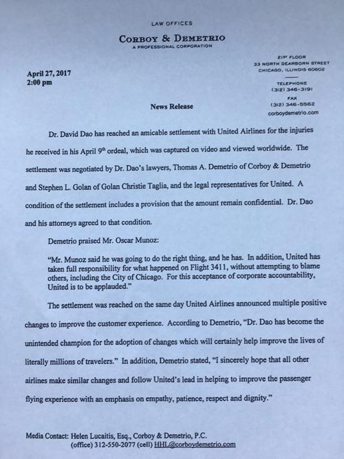 當(dāng)?shù)貢r間4月27日14點（北京時間28日凌晨3點），負(fù)責(zé)代理美聯(lián)航暴力拖拽乘客下飛機一案的律師德梅特里奧給包括央視記者在內(nèi)的媒體發(fā)來郵件，稱美聯(lián)航已與遭暴力拖拽下飛機的乘客David Dao達(dá)成和解協(xié)議。但作為條件之一，協(xié)議的具體內(nèi)容和涉及的金額保密。