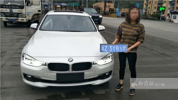 寶馬女司機(jī)掛臨時(shí)牌照上高速 稱車管所只給4顆螺絲