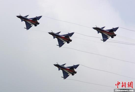 資料圖：殲-10表演機(jī)。<a target='_blank'  _fcksavedurl='http://www.chinanews.com/' _fcksavedurl='http://www.chinanews.com/'>中新社</a>發(fā) 申進(jìn)科 攝