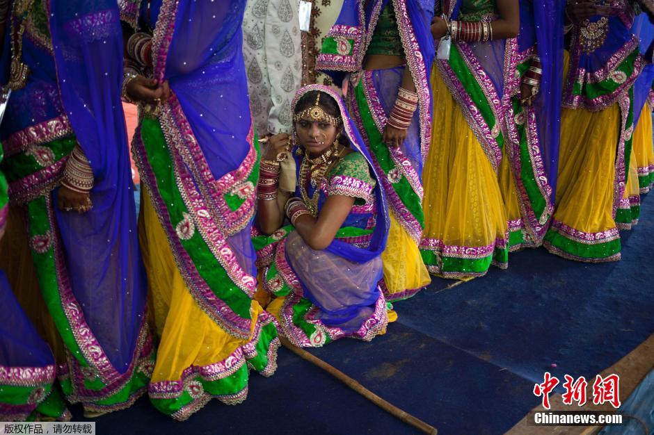 當?shù)貢r間2014年6月15日,印度新德里,印度政府為數(shù)百對貧困新人舉辦集體婚禮。