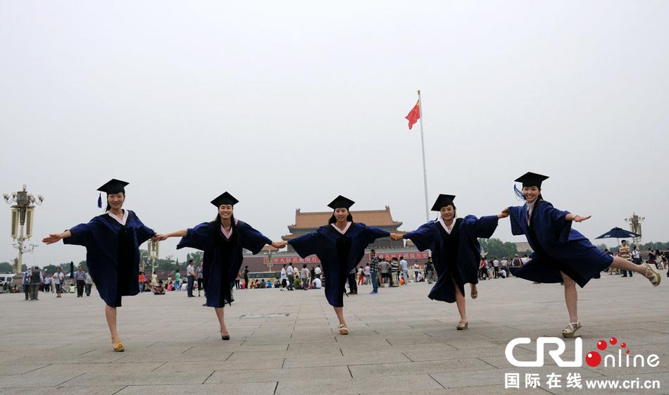 幾名打?qū)W生天安門廣場創(chuàng)意留影。圖片來源：金聞/CFP