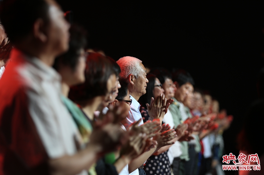 中央電視臺“時代楷?！卑l(fā)布廳，觀眾起立為“編外雷鋒團”鼓掌。