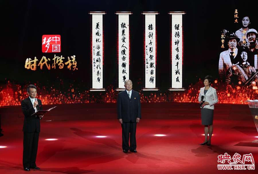 朗誦者現(xiàn)場朗誦贊河南鄧州“編外雷鋒團”的楹聯(lián)。