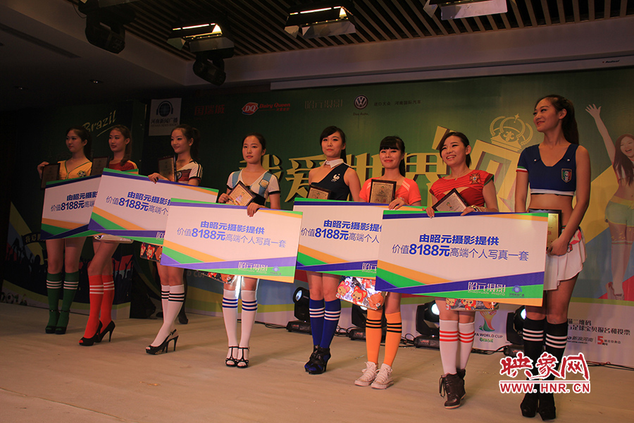 18位足球佳麗通過(guò)自我列紹、旗袍走秀、球衣展示三輪比拼，最終8位選手成功勝出。