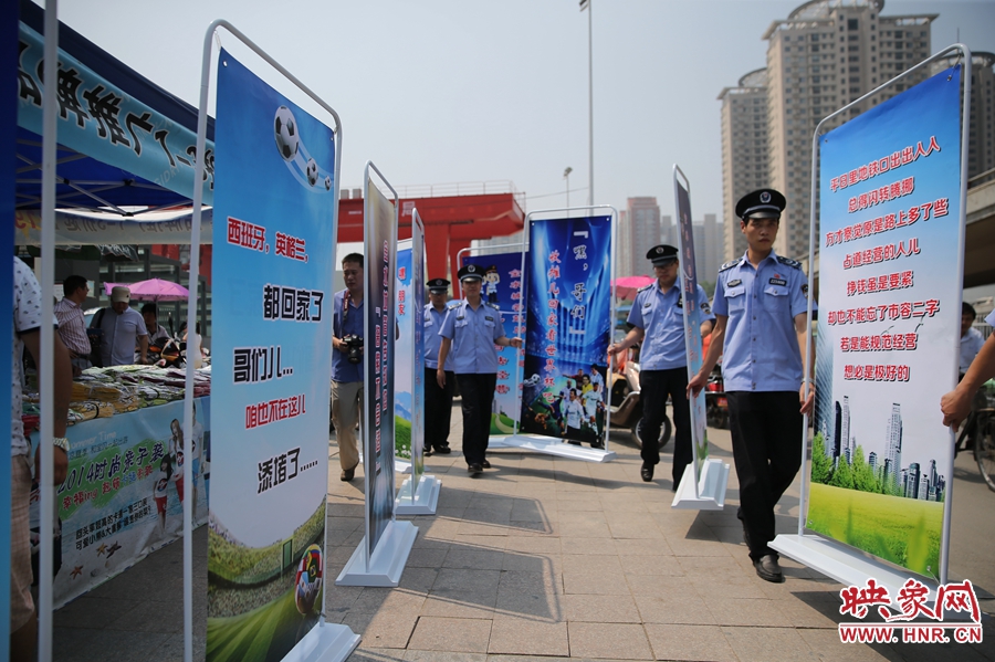 “平日里地鐵口出出入入，總得閃轉(zhuǎn)騰挪......”