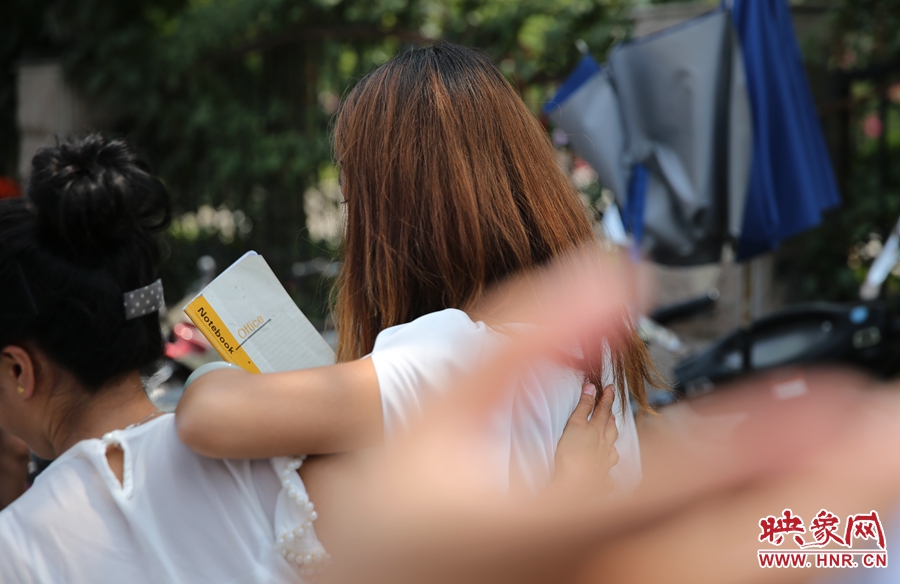 兩名看守攤位的女孩見記者拍照離開現(xiàn)場。