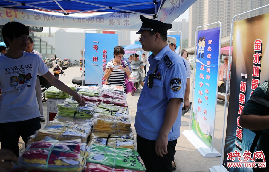 執(zhí)法人員勸導(dǎo)看守攤位的人員搬離，停止非法占道經(jīng)營。