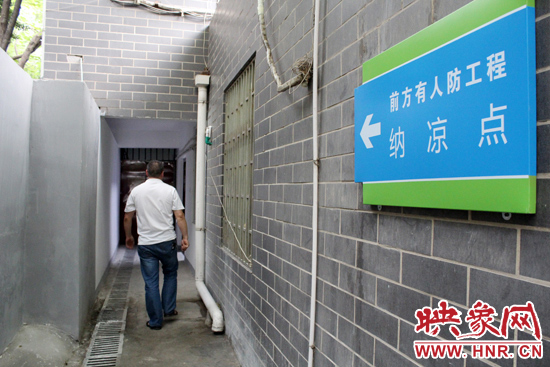 在每一處納涼點(diǎn)均有醒目標(biāo)志，市民可就近前往。