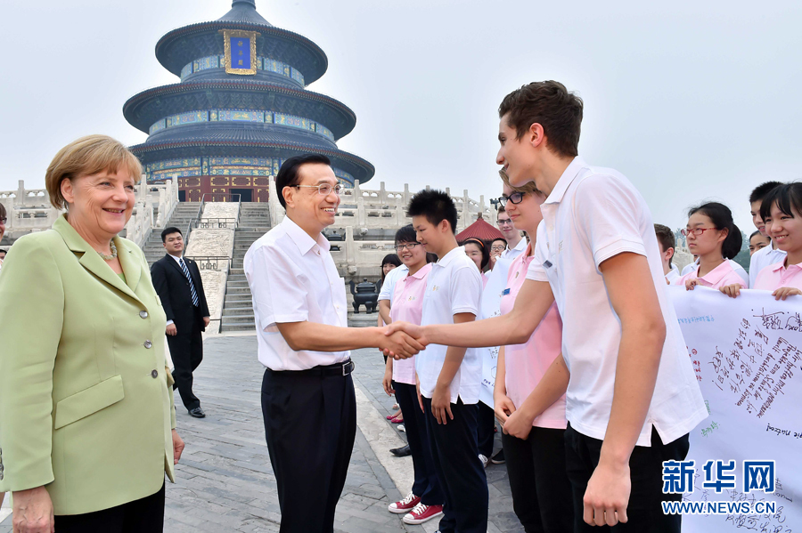 李克強(qiáng)同默克爾與青少年代表親切交流。
