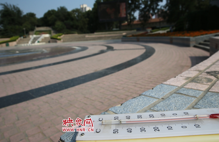 7月8日下午15時(shí)46分，紫荊山公園地表溫度為42度（溫度計(jì)放置地面測(cè)量），比人防納涼處高17度。