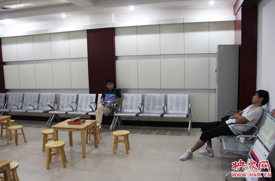 中原區(qū)人防納涼場(chǎng)所（桐柏路與中原路交叉口），市民在22度的室內(nèi)休息，并配有棋牌和飲用水。