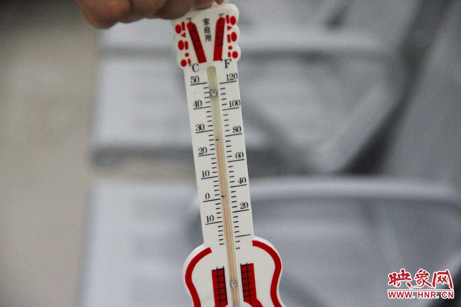 中原區(qū)人防納涼場(chǎng)所（桐柏路與中原路交叉口），室內(nèi)溫度達(dá)24度，相比中原區(qū)室外溫度低14度。