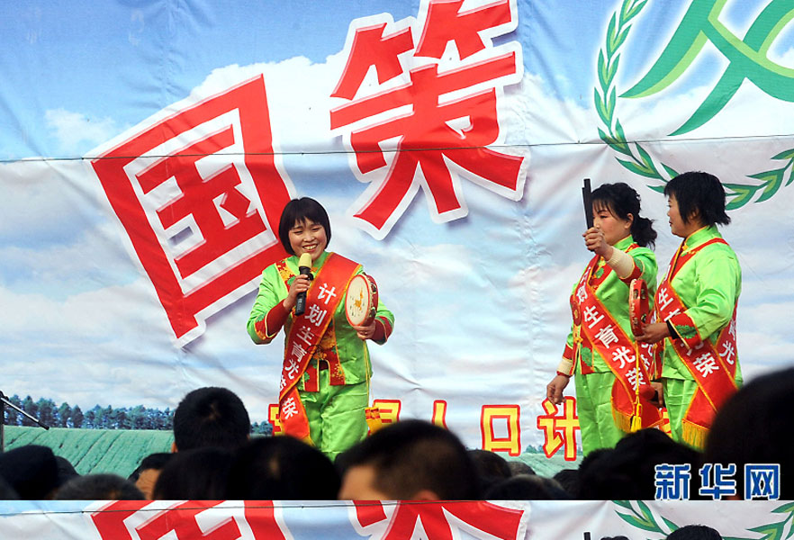 說唱演員在河南省寶豐縣街頭宣傳計劃生育政策（2008年2月19日攝）。