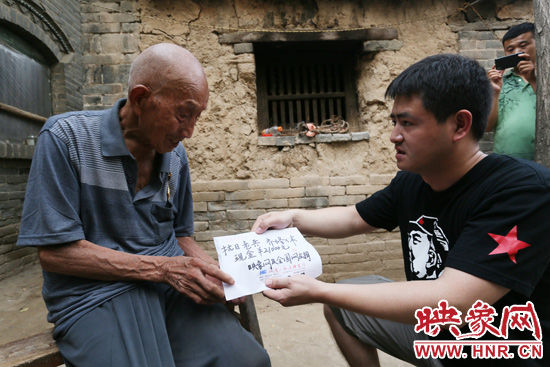 映象網(wǎng)記者親手將網(wǎng)友捐款交到老人手中。