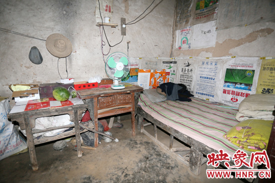 老人的居住條件十分簡(jiǎn)陋。