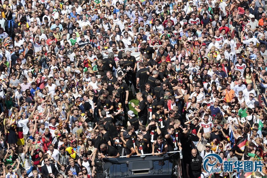 當地時間2014年7月15日，德國柏林，德國隊歸國舉行奪冠巡游。