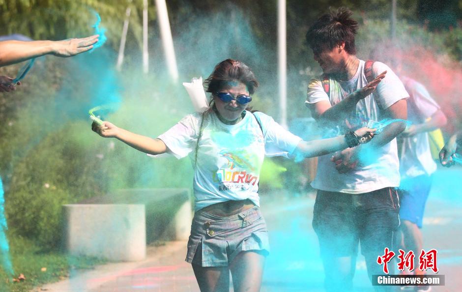 7月19日,參加彩虹跑的年輕人沖向終點后合影。