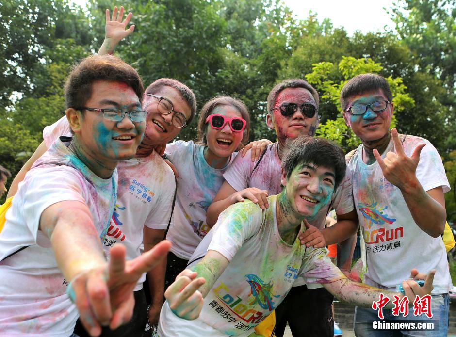 7月19日,參加彩虹跑的年輕人沖向終點后合影。