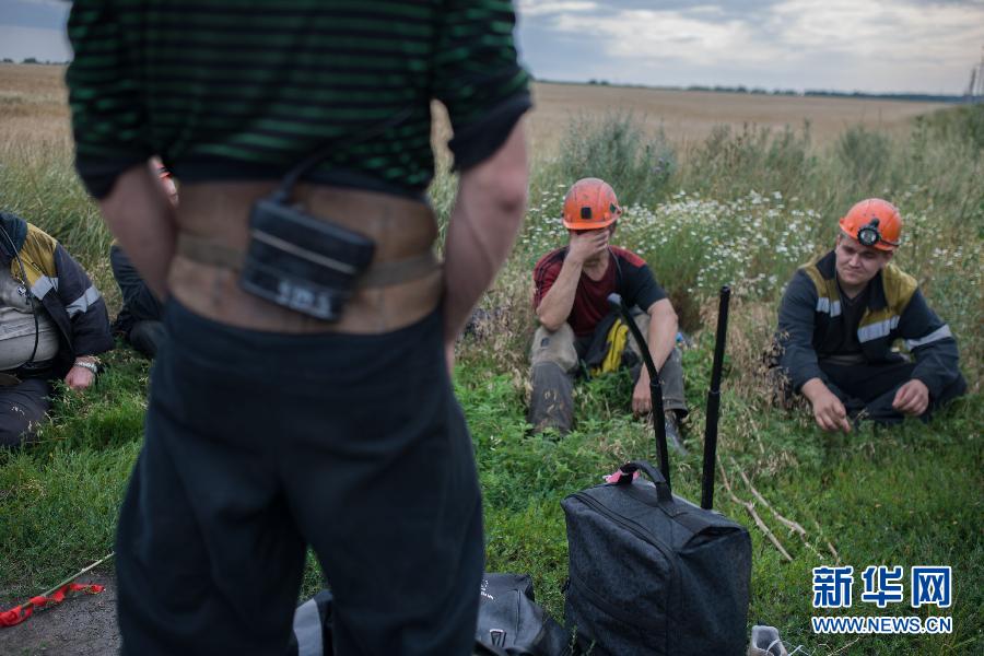 7月19日,在烏克蘭頓涅茨克州馬航MH17航班的墜毀現(xiàn)場附近,幾名礦工志愿者在休息。