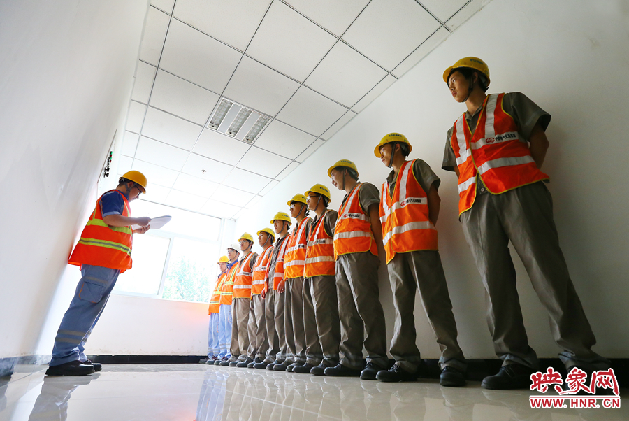 檢修前，班長需要向大家提醒工作要點(diǎn)和安全事項(xiàng)