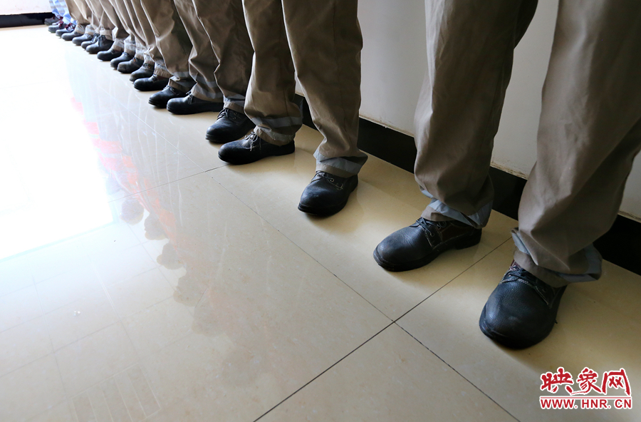 由于工作需要，即使在高溫天氣下也必須穿厚重的絕緣鞋