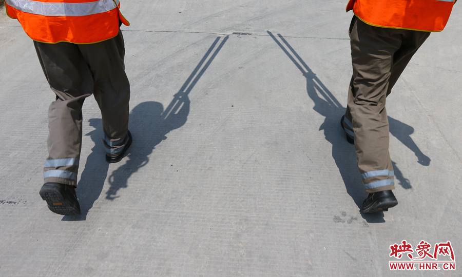 中午時(shí)分，烈日當(dāng)頭，在滾燙的水泥地面上投下了小小的身影