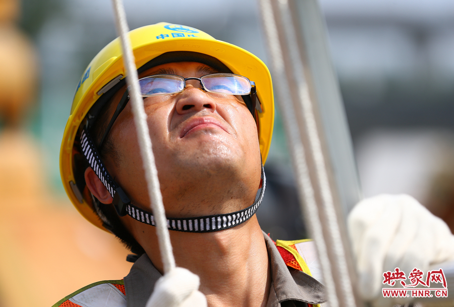 酷暑下，工人師傅的每一個(gè)動(dòng)作都消耗著大量的體力