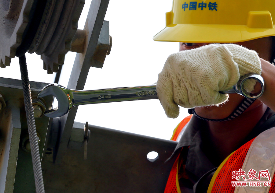 雖然備受高溫的煎熬，但是工作卻是一絲不茍