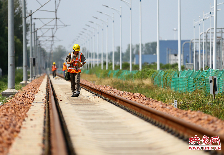 在前往下個(gè)檢修點(diǎn)的路上，還不忘查看工作單