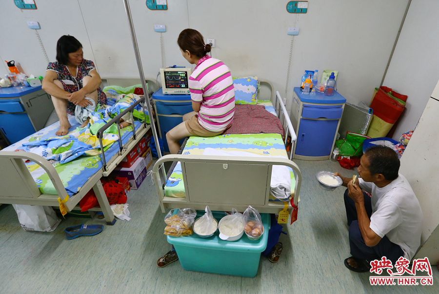 早上八點(diǎn)多，親戚買來了早餐，可是孩子的奶奶和姑姑卻吃不下去