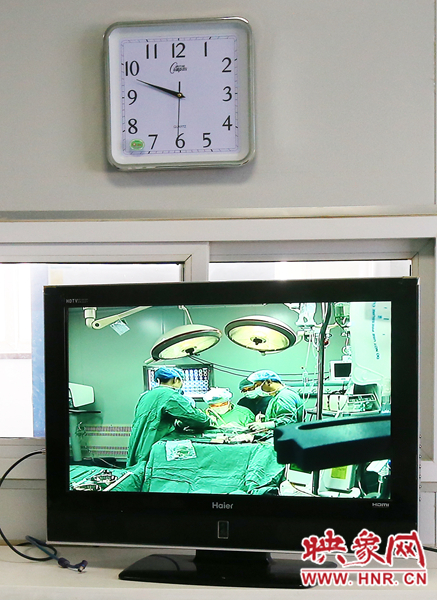 由于扎入大龍顱內(nèi)的針位置較深，所以經(jīng)過七次定位才取出,圖為監(jiān)視器中手術(shù)場景