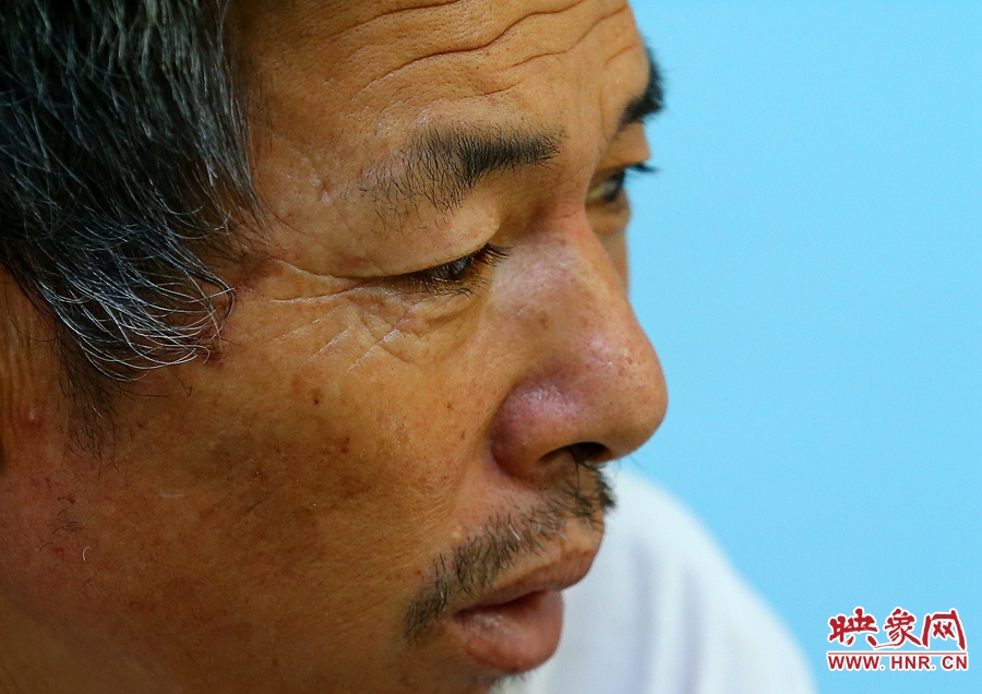 大龍爺爺兩鬢的白發(fā)這兩天好像又多了些，在手術(shù)室外的等待，更是對他內(nèi)心的煎熬。