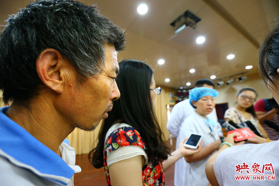 大龍的爺爺在記者采訪醫(yī)生的時候，在一旁默默的聽著病情介紹