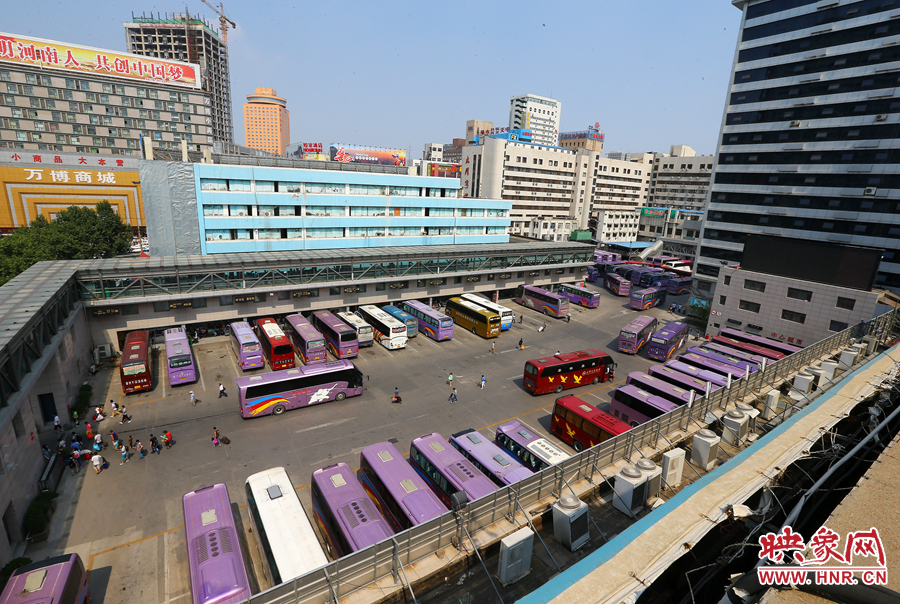 不大的停車場內(nèi)，每天都有上千輛長途車需要調(diào)度員指揮協(xié)調(diào)