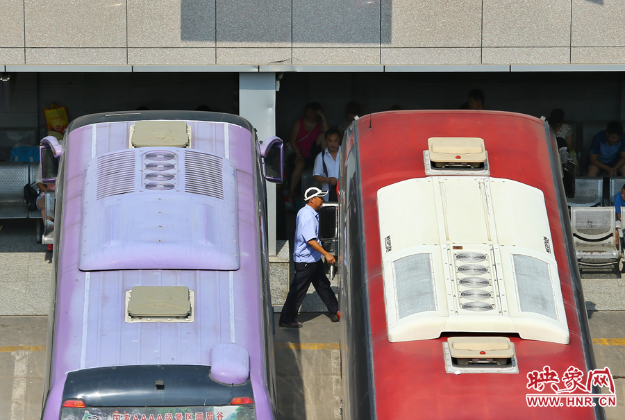 調(diào)度員的身影，在客車間不停穿梭