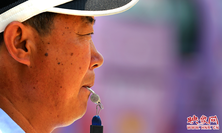 嘴中的口哨不停的響起，一個班下來口干舌燥是家常便飯