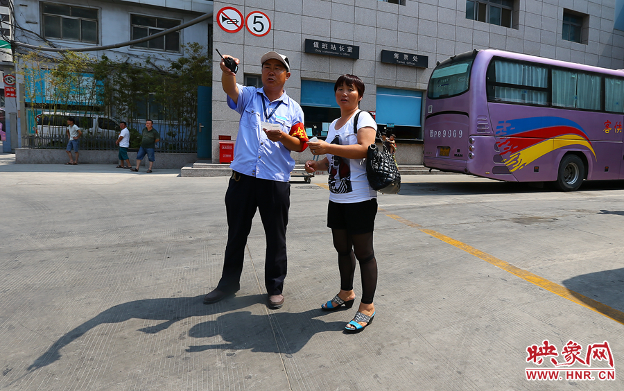 調(diào)度員不僅要保證車輛安全通暢，還肩負(fù)著疏導(dǎo)旅客的工作