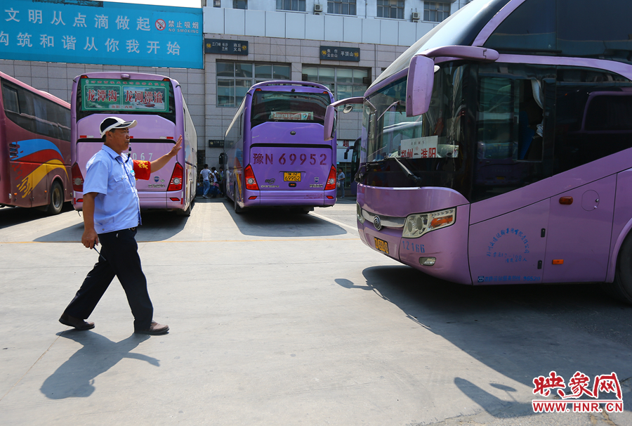 龐大的長途客車，在調(diào)度員的指揮下井井有條