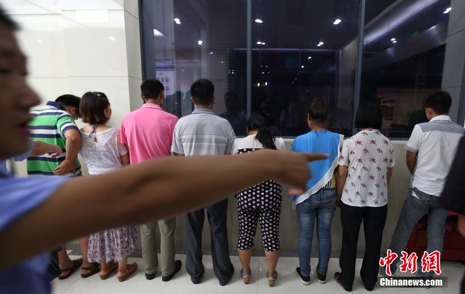 7月24日晚,南京警方將抓獲的以福建、江西、河南、湖北、黑龍江等多個(gè)外省市的涉及傳銷(xiāo)人員集中帶回。