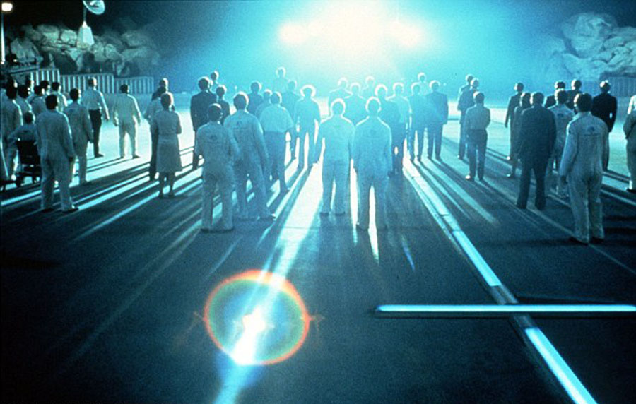 攝影師拍攝到的圖片看上去像科幻電影《第三類接觸》中外星人登陸地球的畫面。