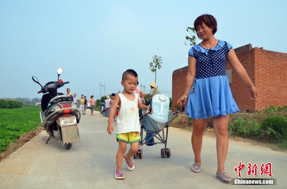 村民每天排隊(duì)取水。