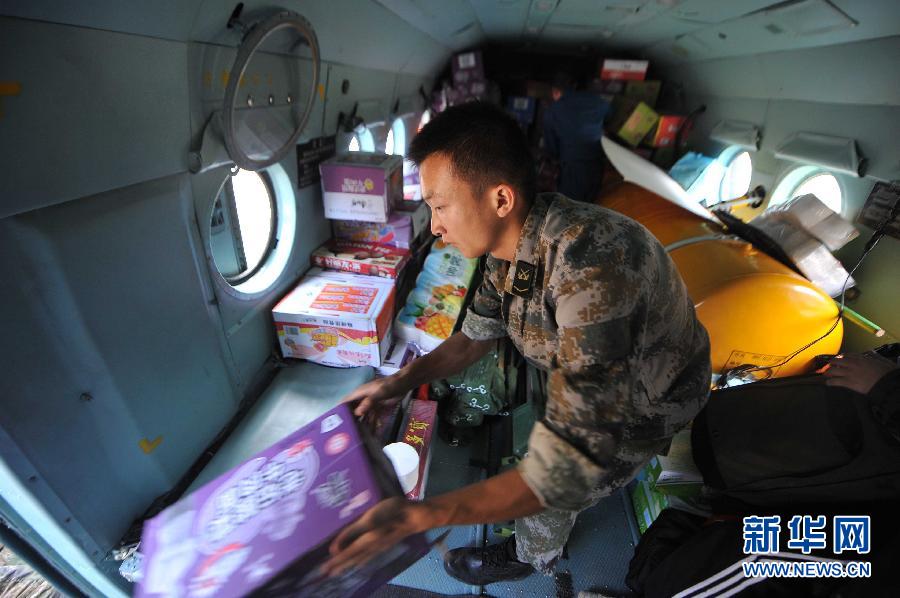  8月5日，在魯?shù)榭h龍頭山鎮(zhèn)，部隊(duì)官兵從直升機(jī)上卸載救災(zāi)物資。
