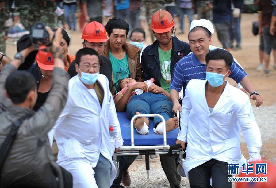 8月5日，在魯?shù)榭h龍頭山鎮(zhèn)，醫(yī)護(hù)人員準(zhǔn)備將傷員轉(zhuǎn)運(yùn)到直升機(jī)。
