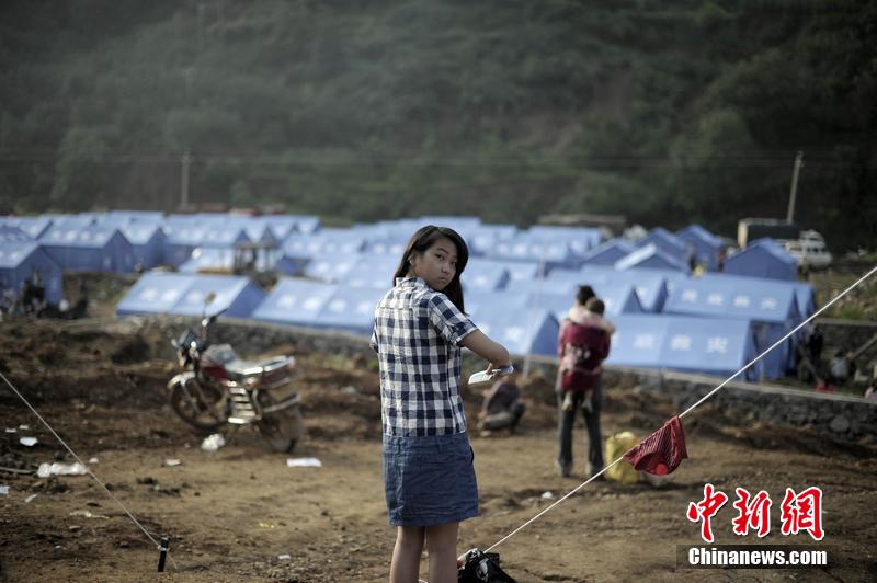 云南昭通龍頭山鎮(zhèn)受災(zāi)群眾安置點(diǎn)，上千災(zāi)民被安置在此，開始新的生活。