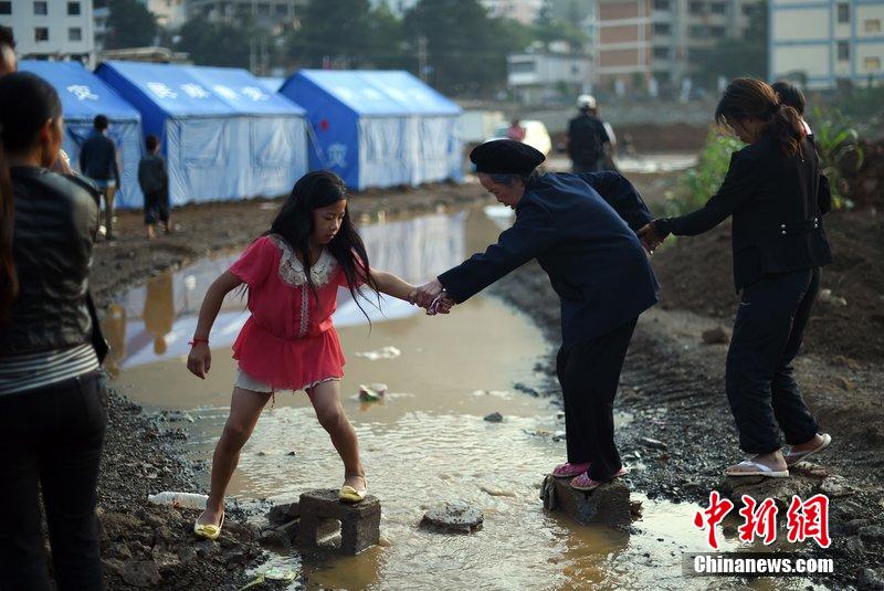 2014年8月6日，云南魯?shù)辇堫^山災(zāi)區(qū)，民眾暫居帳篷。