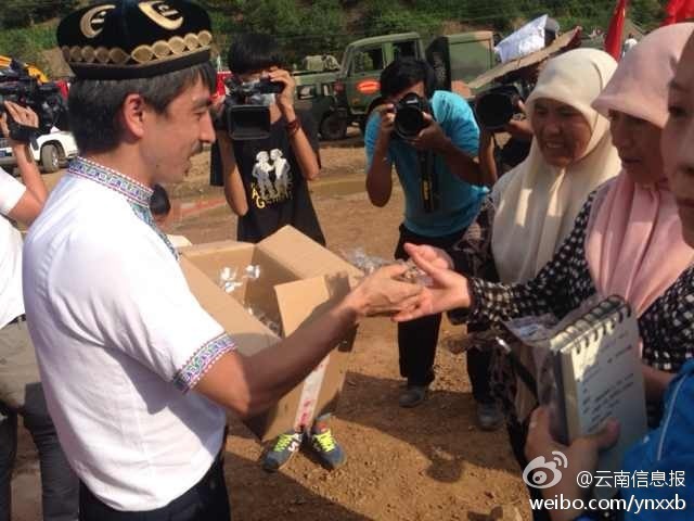 　“切糕王子”阿迪力帶著重達(dá)5噸、價值50萬元的切糕于7日下午抵達(dá)魯?shù)榈卣鹫鹬旋堫^山鎮(zhèn)。