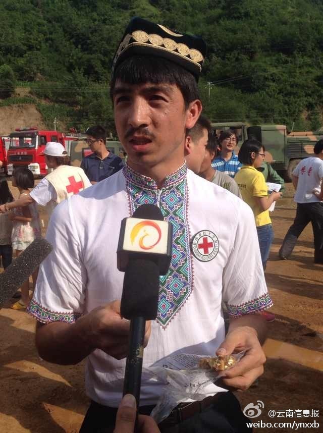 “切糕王子”阿迪力帶著他1萬斤的切糕自長沙抵達(dá)了龍頭山鎮(zhèn)。