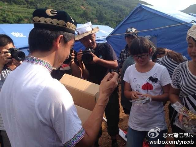 “切糕王子”阿迪力帶著重達(dá)5噸、價值50萬元的切糕于7日下午抵達(dá)魯?shù)榈卣鹫鹬旋堫^山鎮(zhèn)。